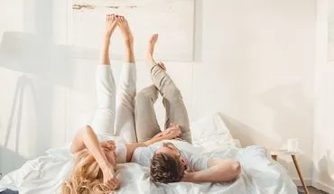 Ein gemütliches Chalet im Schnee, beleuchtet von warmem Licht, ideal für einen Winterurlaub zu zweit