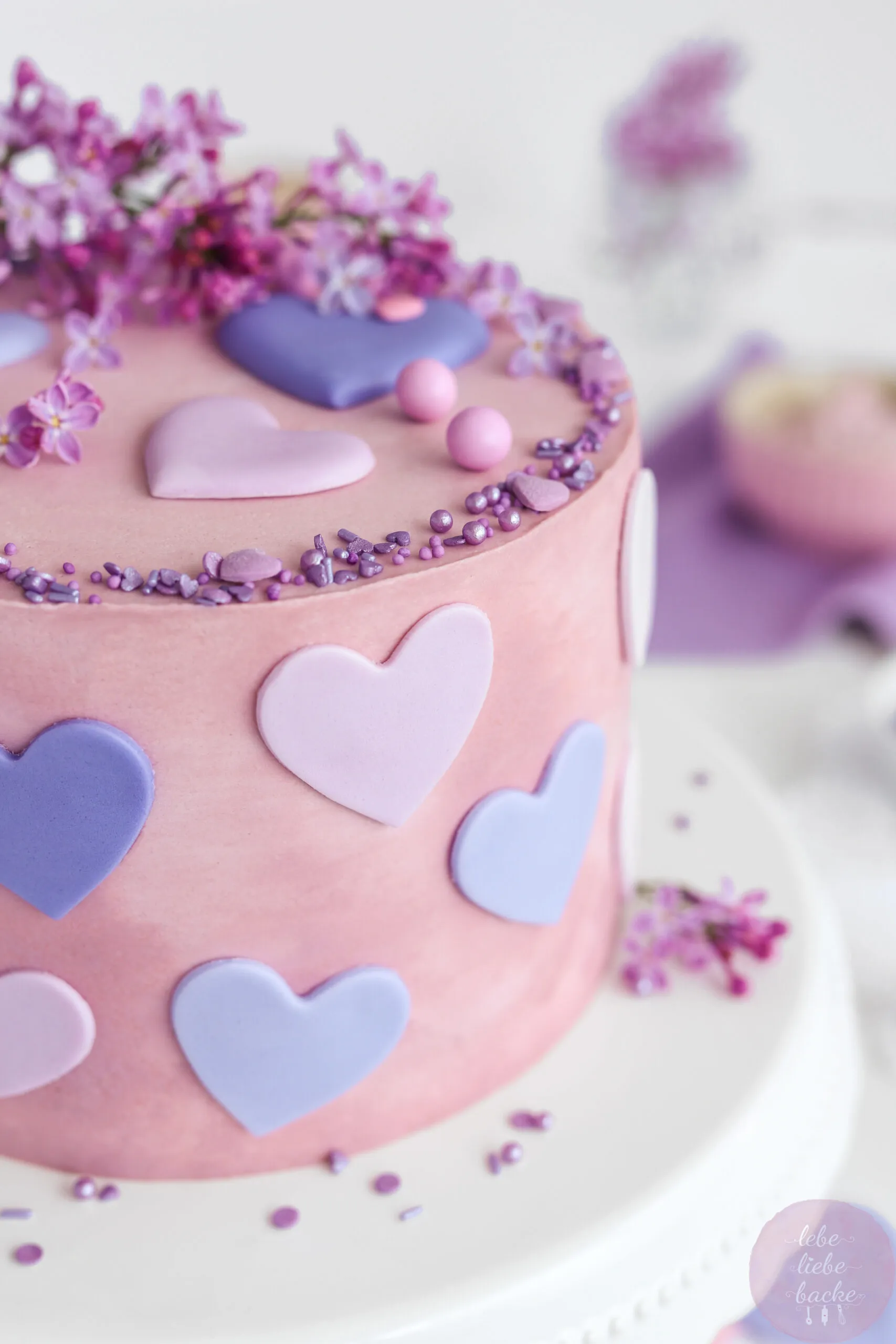 Ein genauer Blick auf die Tortenschichtungen, die die Mandarinen und die cremige Füllung hervorheben