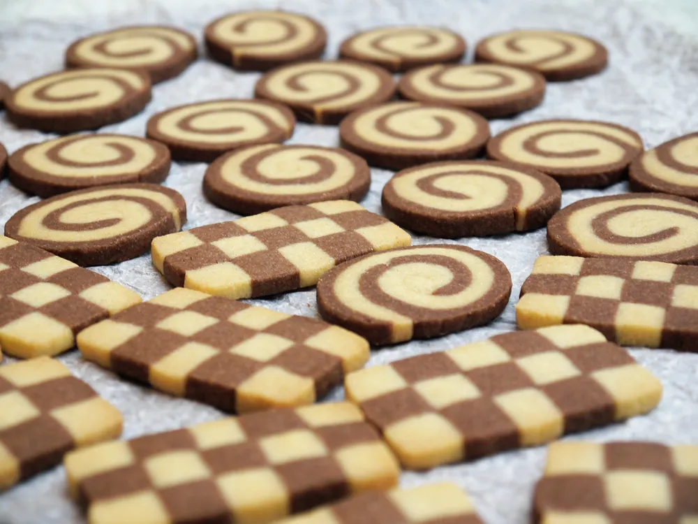 Ein gerolltes Spiralgebäck mit hellem und dunklem Teig