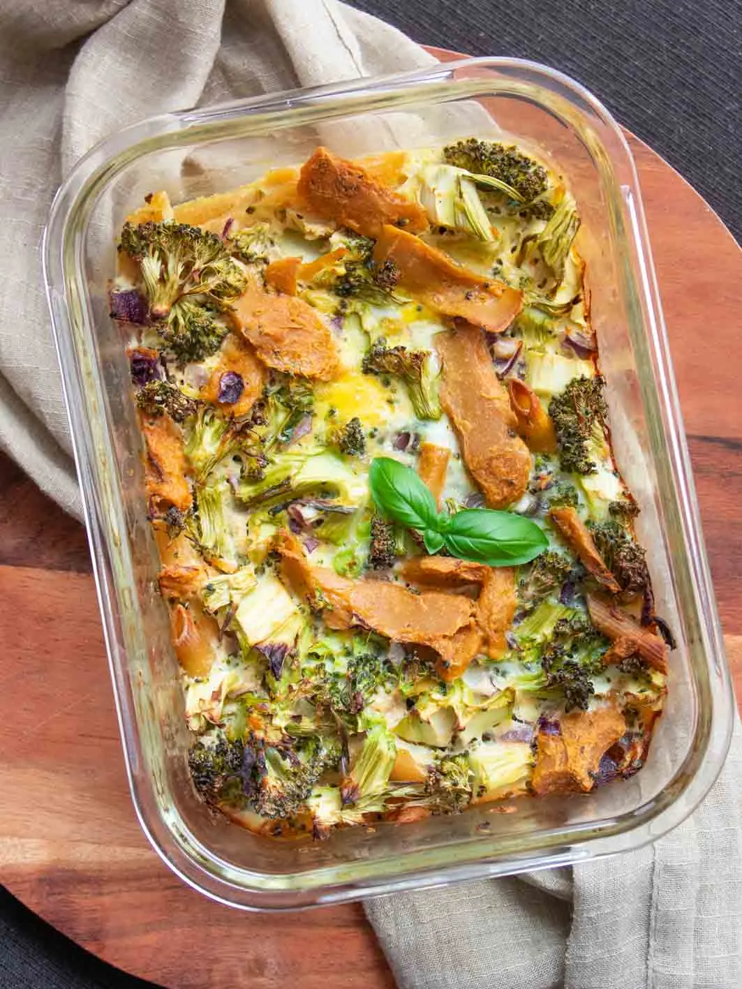 Ein gesunder, vegetarischer Brokkoli Nudelauflauf, reich an Proteinen