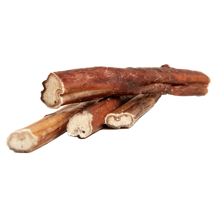 Ein getrockneter Ochsenziemer-Kauartikel für Hunde, bereit für das Kauvergnügen