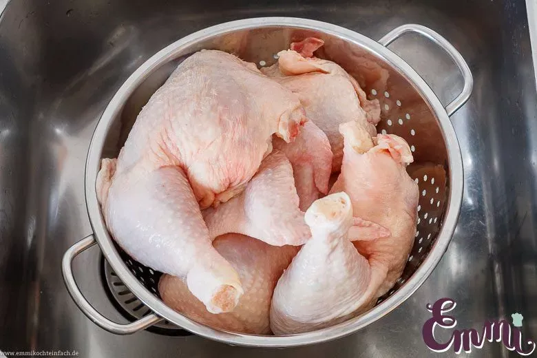 Ein gevierteltes Suppenhuhn, bereit zum Kochen für eine kräftige Brühe