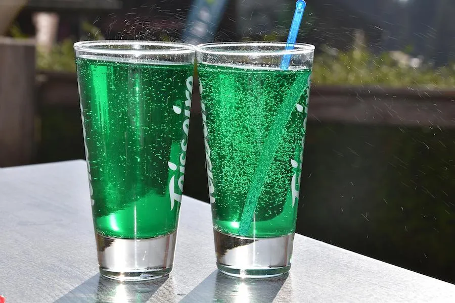 Ein Glas Diabolo Menthe mit frischen Minzzweigen