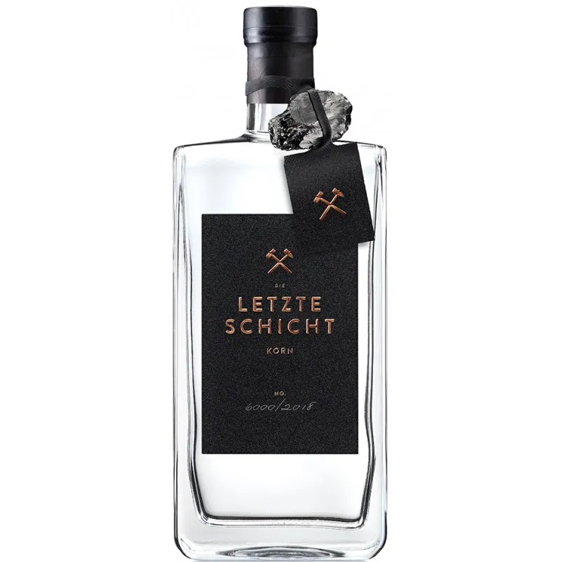 Ein Glas Korn Martini mit zwei schwarzen Oliven als Garnitur, serviert in einer eleganten Cocktailschale.