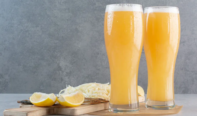 Ein Glas Radler, gemischt mit Bier und erfrischender Zitronenlimonade