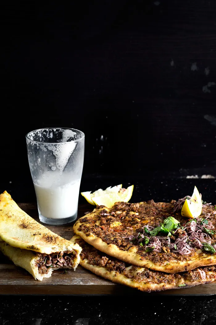 Ein Glas schaumiges Ayran, serviert mit einer Mahlzeit