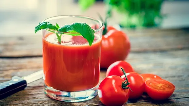 Ein Glas Tomatensaft, frisch und leuchtend rot, bereit zum Genuss