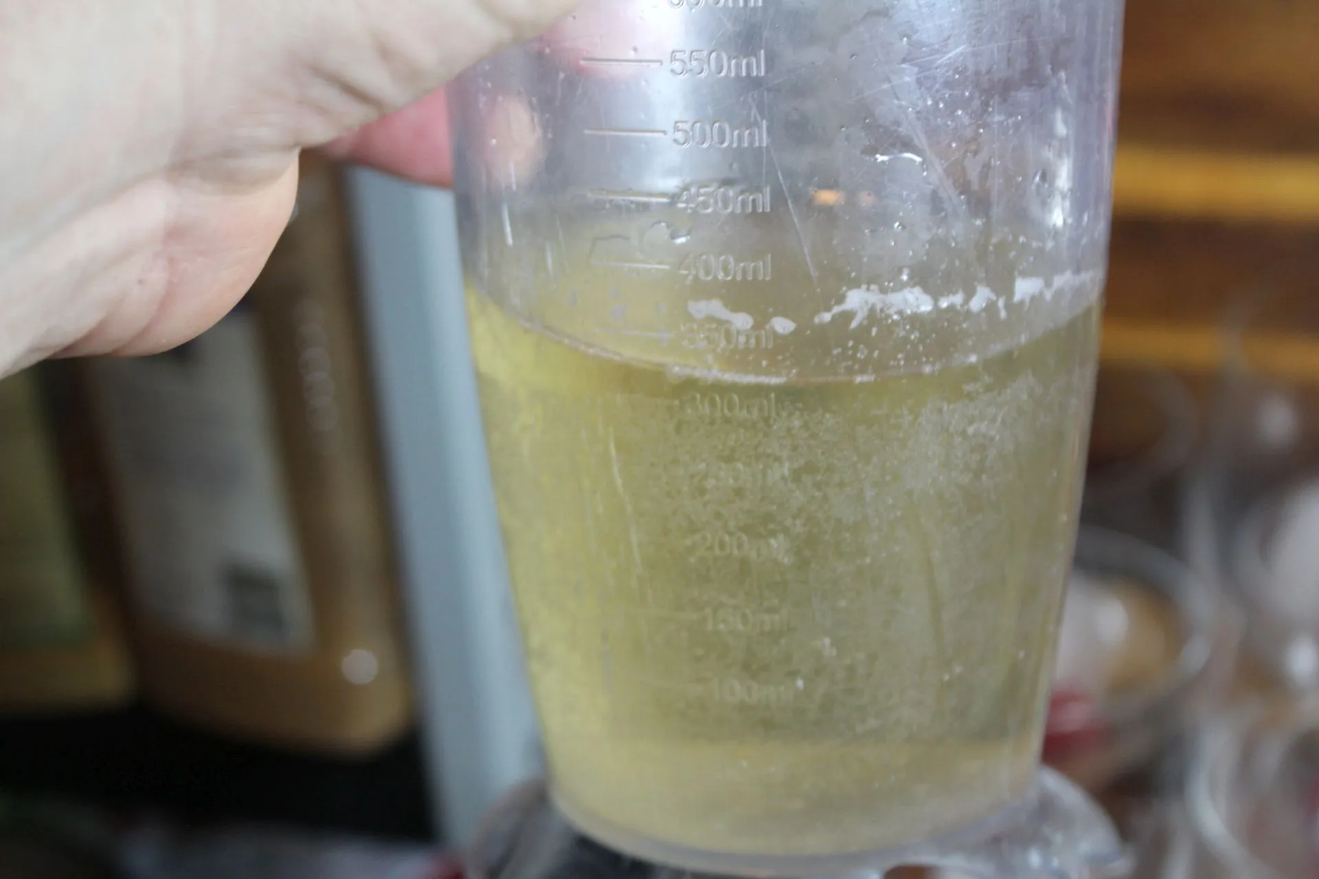 Ein Glas wird mit Wild Berry Limonade aufgefüllt