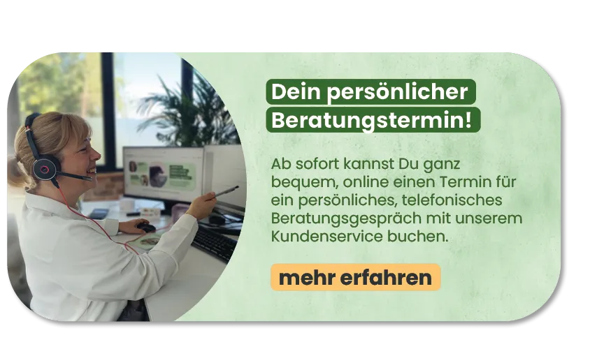 Ein glücklicher Hund neben einer Futterberatungsmitarbeiterin, die auf die gesunde Ernährung von Hunden spezialisiert ist.