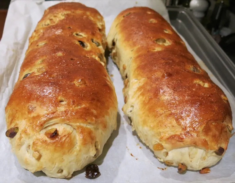 Ein goldbraun gebackener Stollen im Holzblock-Stil