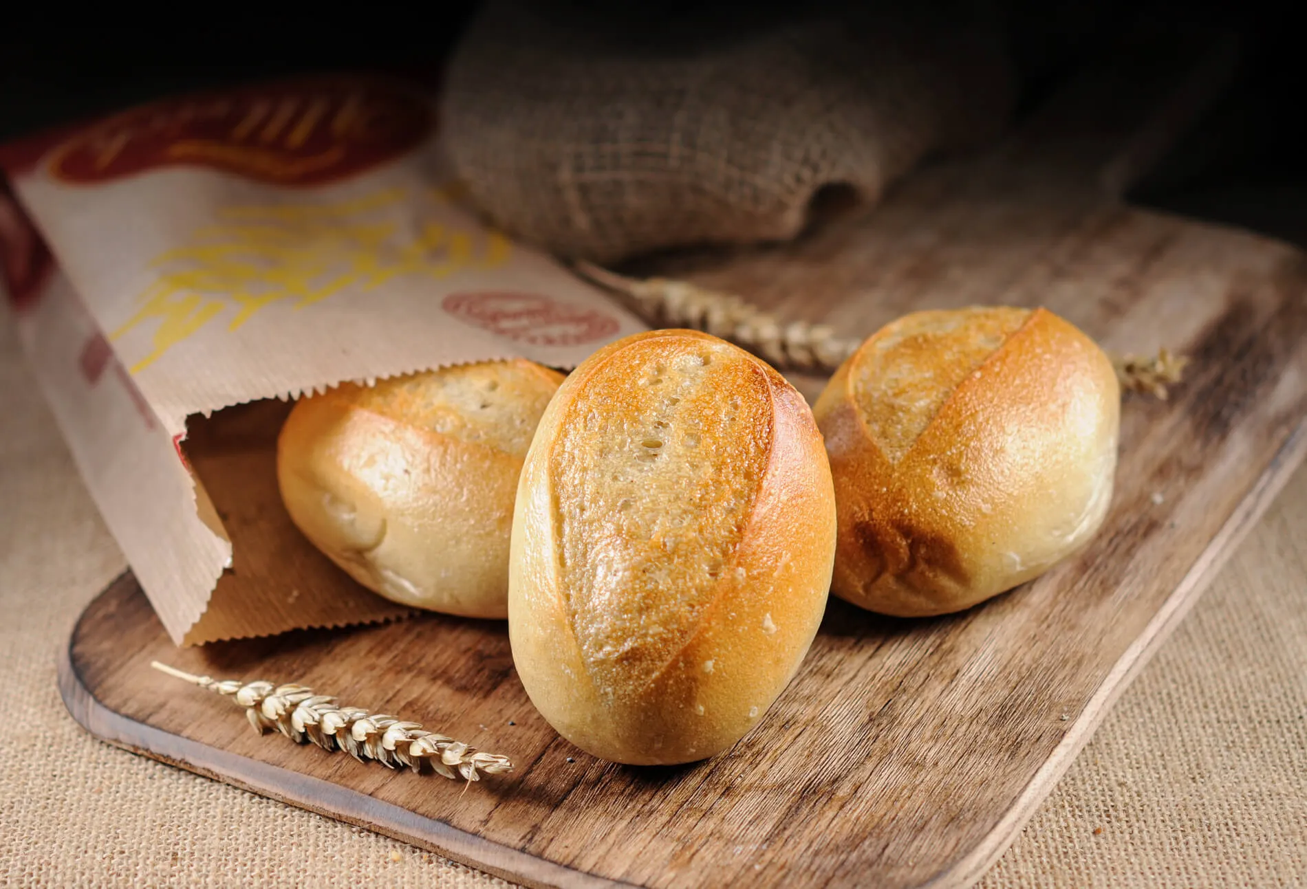 Ein golden gebackenes kleines Brötchen aus 100% Weizenmehl, perfekt für den Start in den Tag.