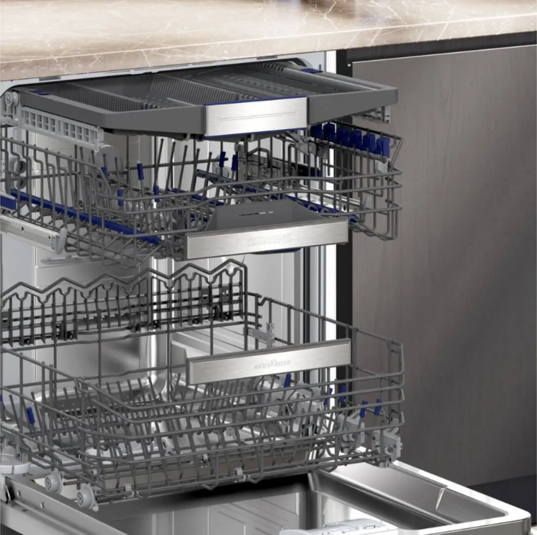 Ein goldenes, perfekt gebackenes Waffeleisen auf einem Frühstückstisch