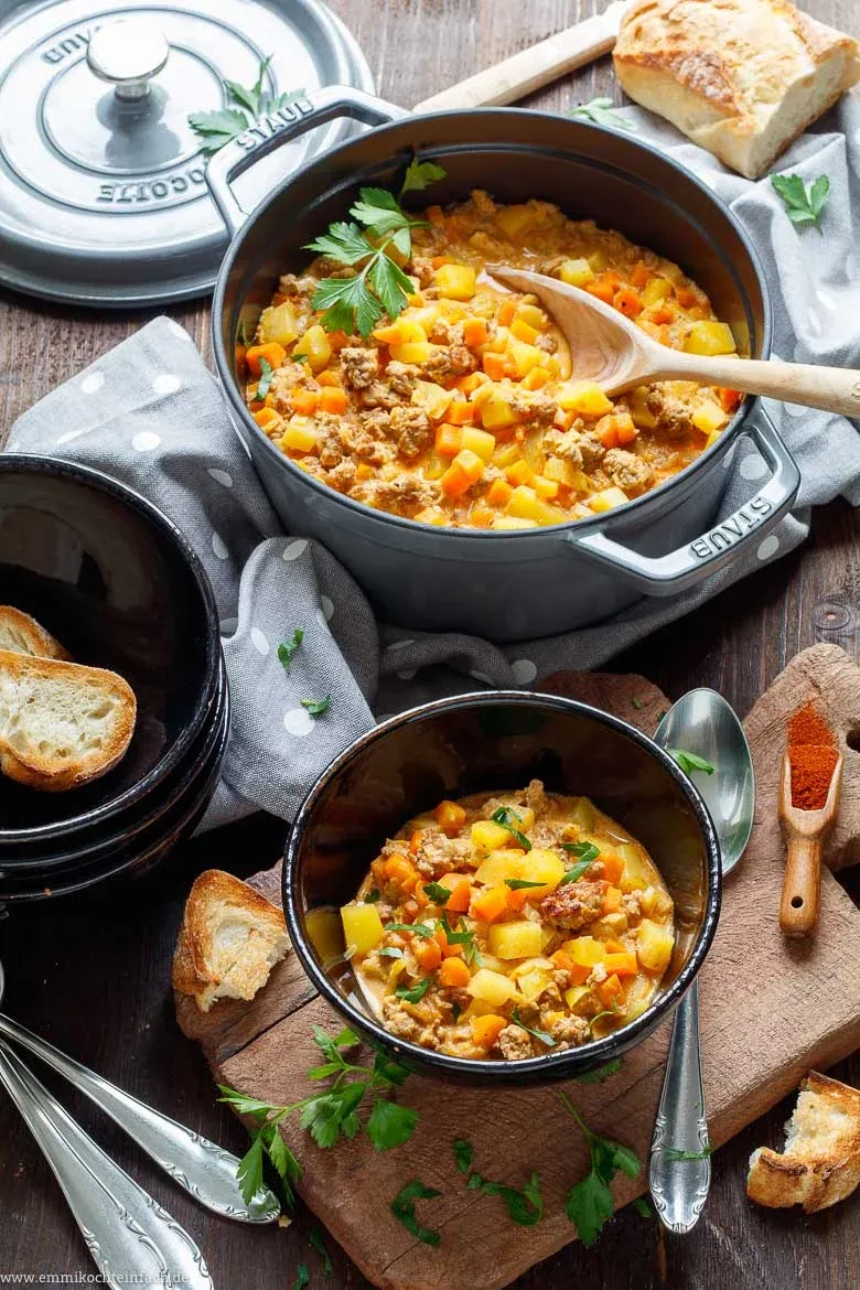 Ein großer Topf mit Bauerntopf, bereit für die ganze Familie oder eine gesellige Runde