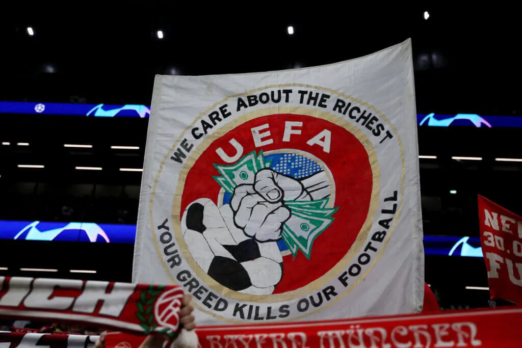 Ein großes Banner mit dem Bayern München Logo und Sponsoren, auf dem die 50+1 Regel thematisiert wird