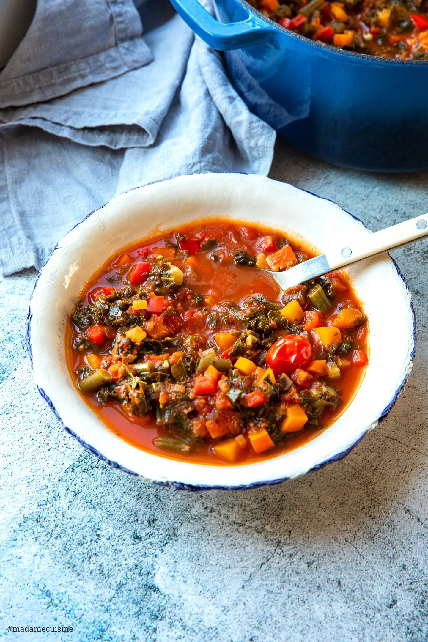 Ein großzügiges Winter-Ratatouille in einer Schale, angerichtet mit frischen Kräutern und bereit zum Servieren