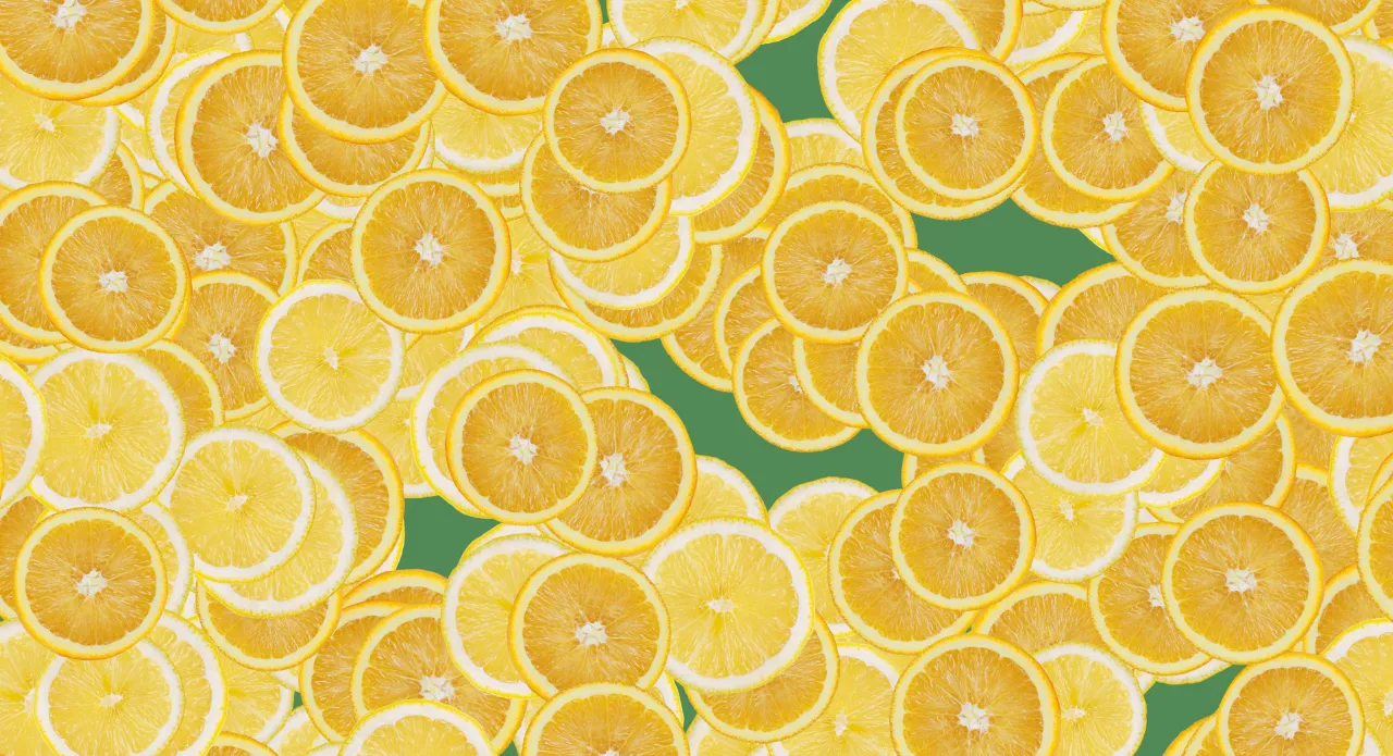 Ein Haufen Orangenscheiben vor grünem Hintergrund könnte als perfekte Inspiration für alle dienen, die ein Photoshop-Muster erstellen möchten. Die lebendige Mischung aus leuchtend Gelb und dunkleren Orangetönen sowie die saftige, kreisförmige Anordnung ergeben ein optisch beeindruckendes Muster.