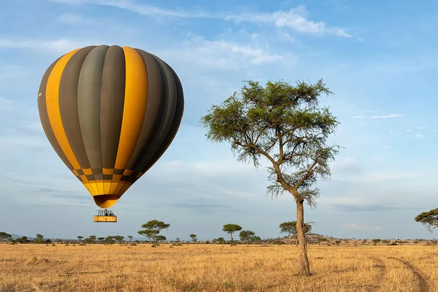 Ein Heißluftballon schwebt über der Serengeti | Go2Africa