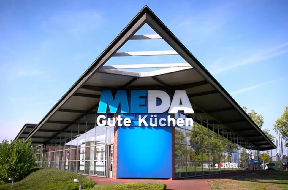 Ein helles und modern gestaltetes Küchenstudio mit verschiedenen Ausstellungsküchen und Einrichtungsbeispielen