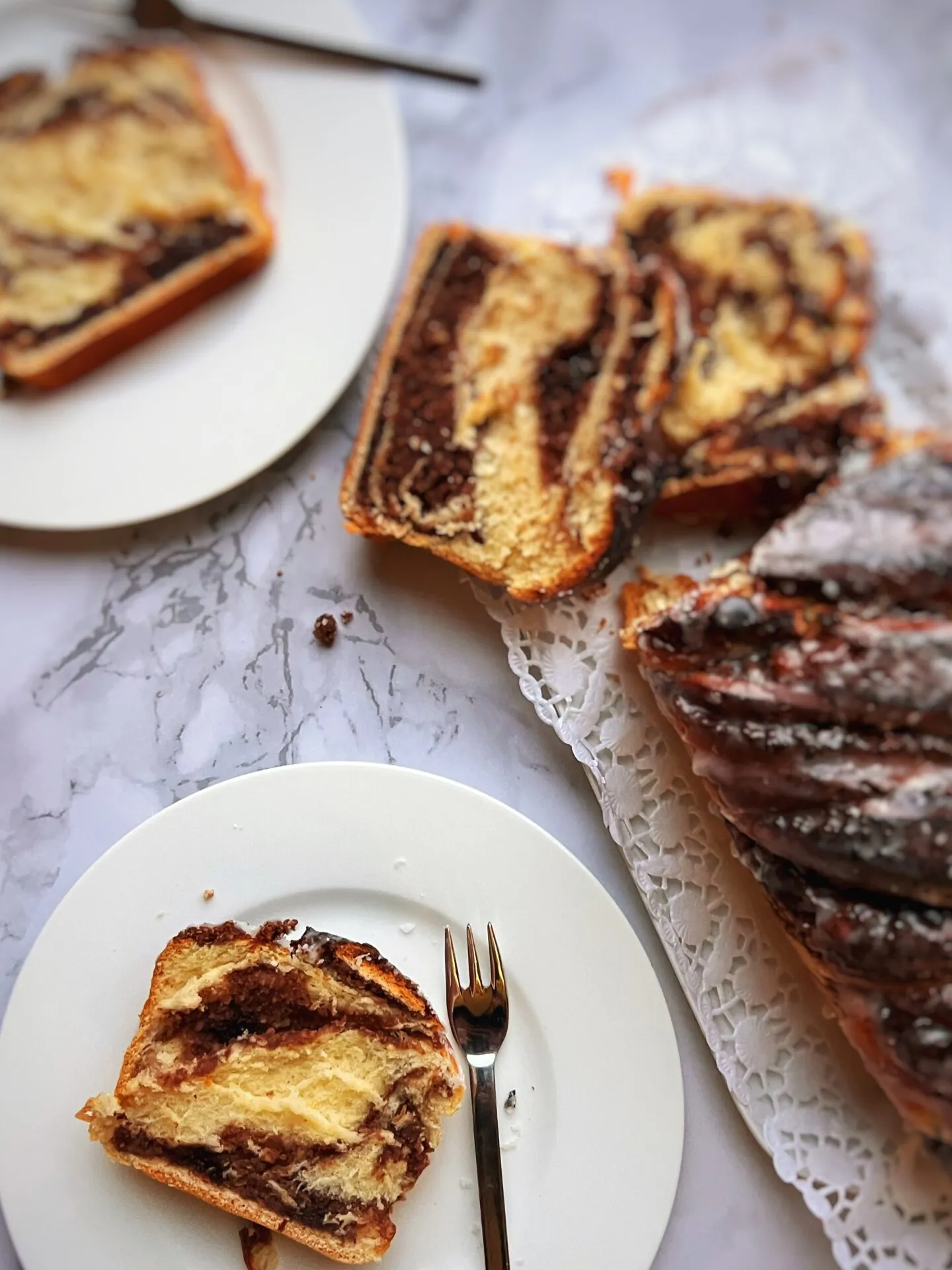 Ein herrlich angeschnittener deutscher Nusszopf mit Glasur