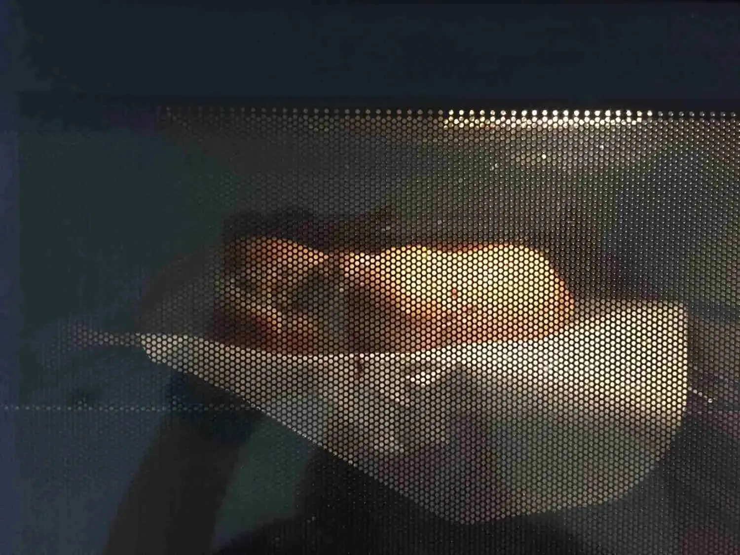 Ein herrlich goldbraun gebackener Osterzopf, frisch aus dem Ofen, mit einer glänzenden Oberfläche