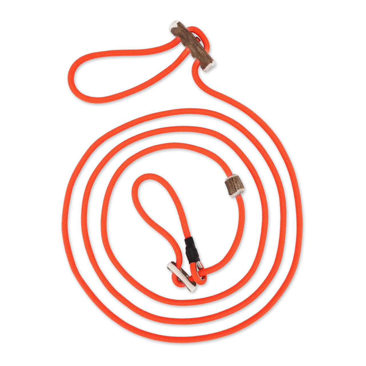 Ein Hund mit einer orangefarbenen Umhänge-Moxonleine, die dem Halter maximale Bewegungsfreiheit ermöglicht.