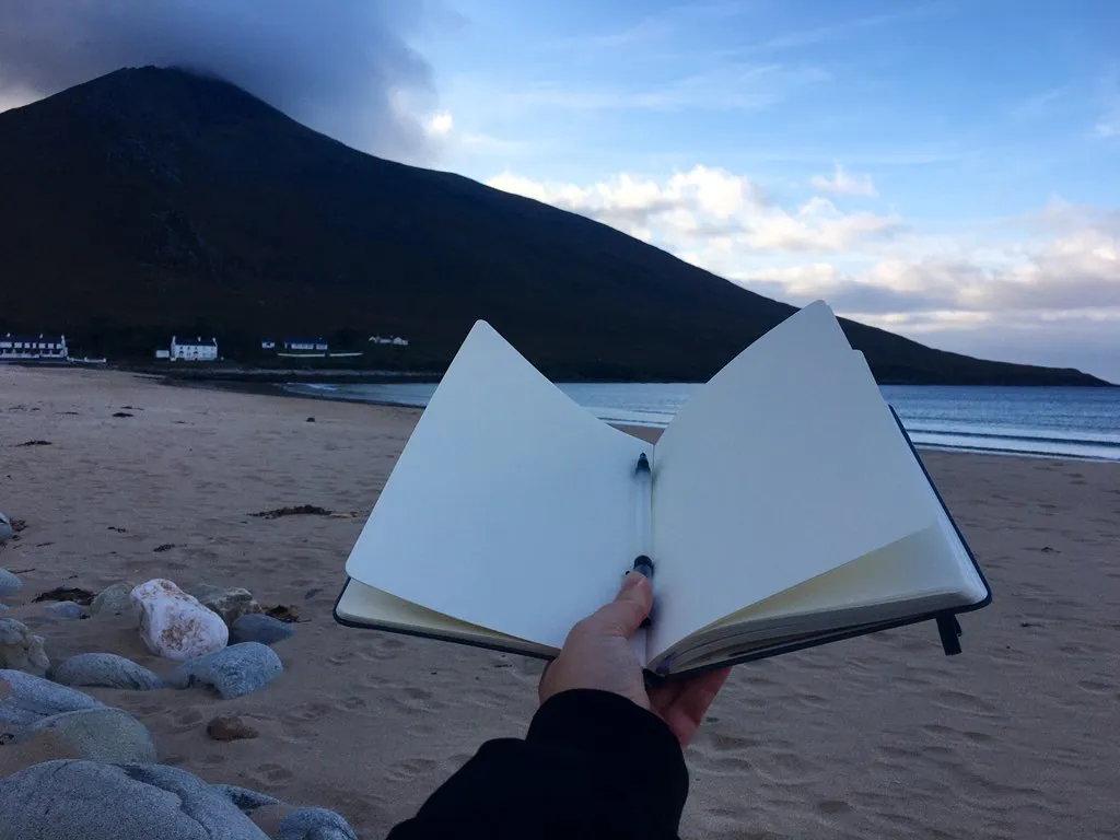Ein idyllischer Pfad führt zum Heinrich-Böll-Cottage, umgeben von irischer Natur