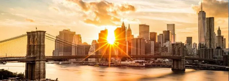 Ein imposantes Bild der Freiheitsstatue in New York City bei Sonnenuntergang