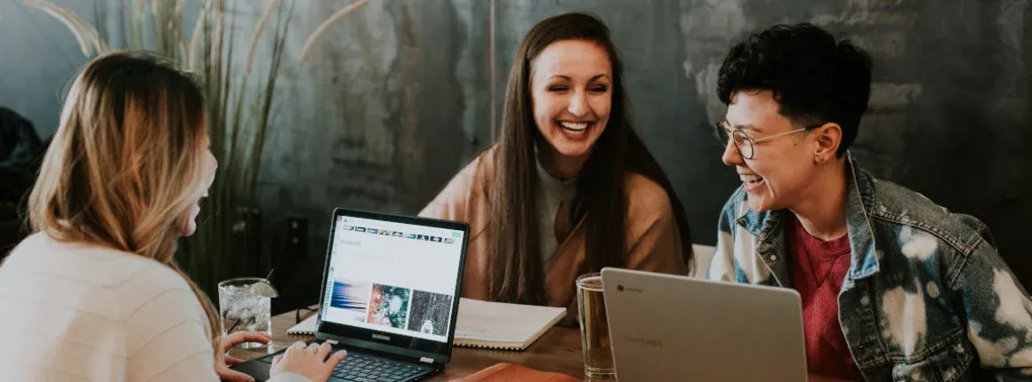 Ein junges Mädchen konzentriert sich beim Lernen für eine Prüfung, um die Bildung von If-Sätzen zu verstehen