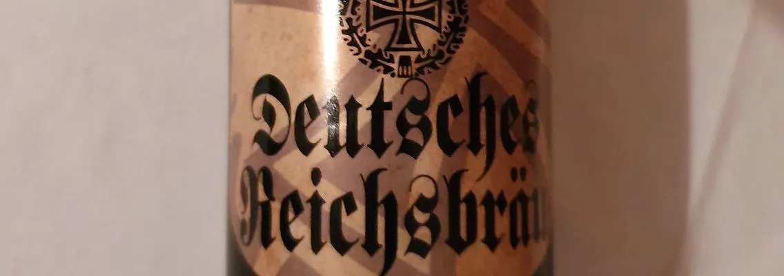 Ein Kasten des umstrittenen "Deutsches Reichsbräu" Bieres, dessen Etikett und Preis rechtsextreme Codes verwenden.