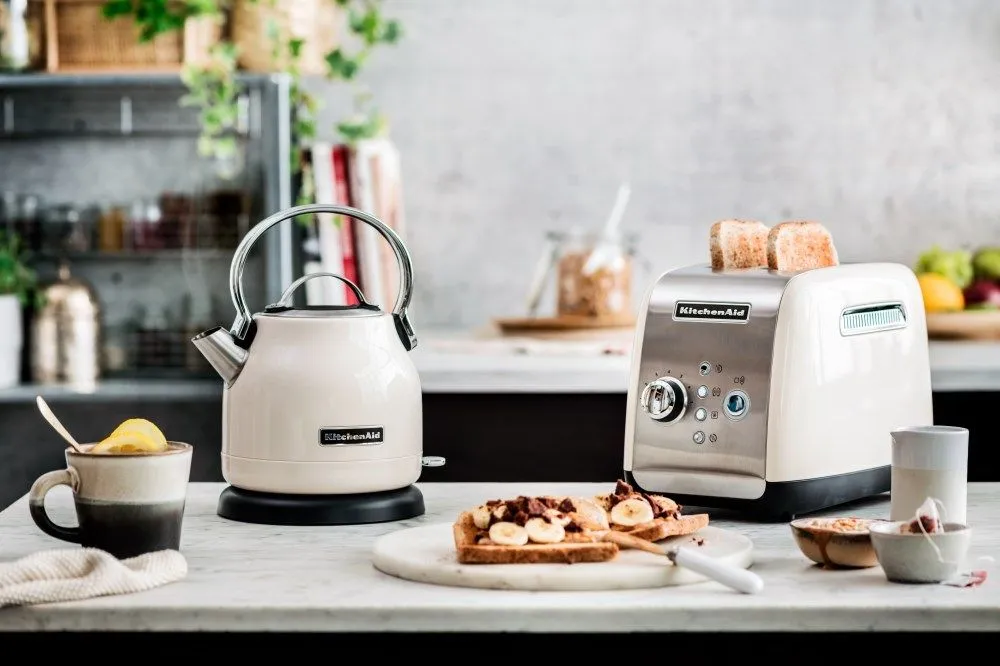 Ein KitchenAid 2-Scheiben Toaster auf einer modernen Küchenarbeitsplatte, bereit zum Einsatz