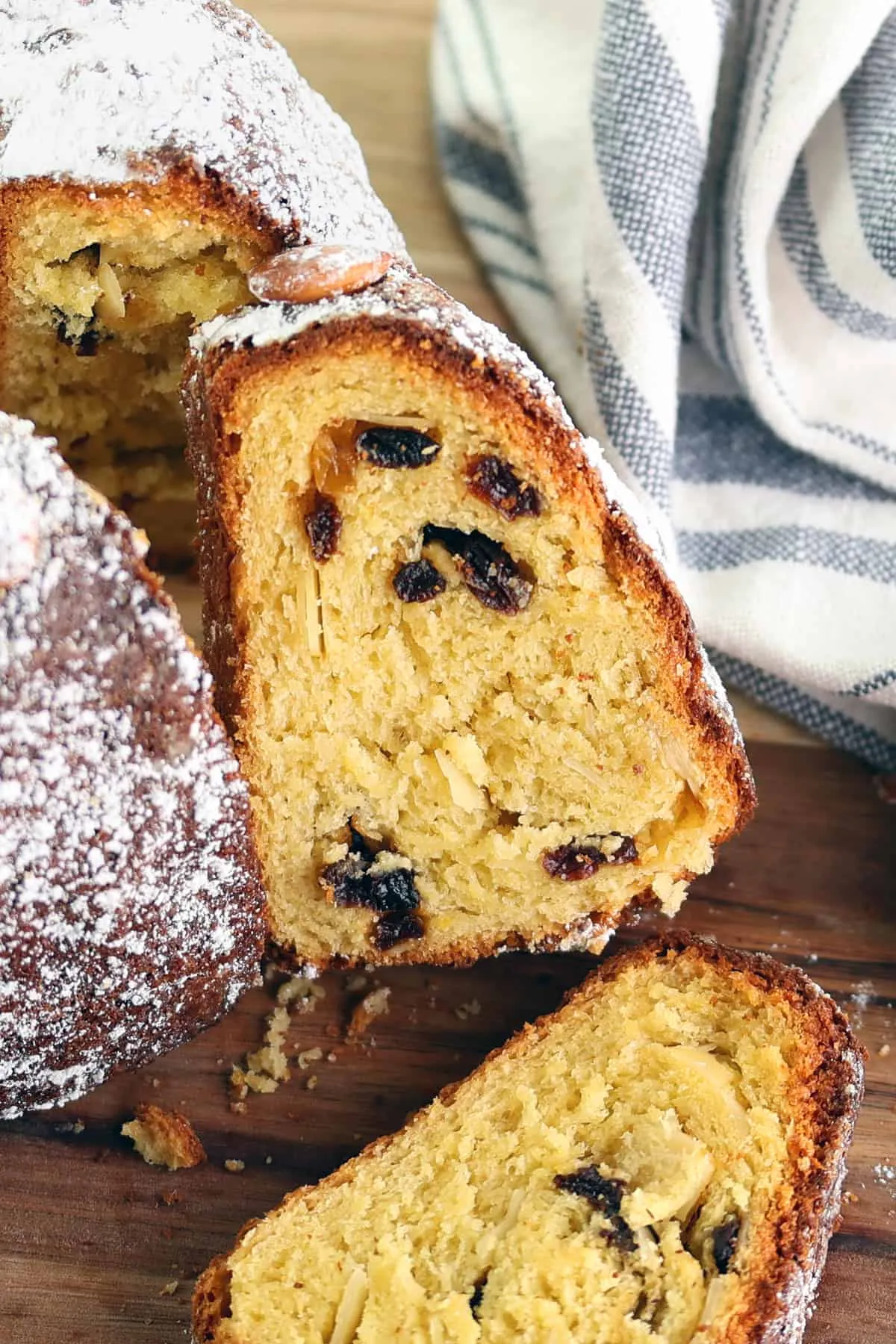 Ein klassisch gebackener Gugelhupf, verziert mit Puderzucker, bereit zum Servieren
