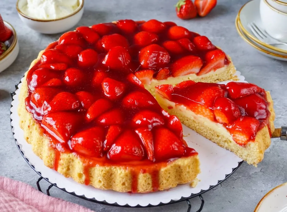Ein klassischer Erdbeerkuchen mit frischen Erdbeeren und glänzendem Guss