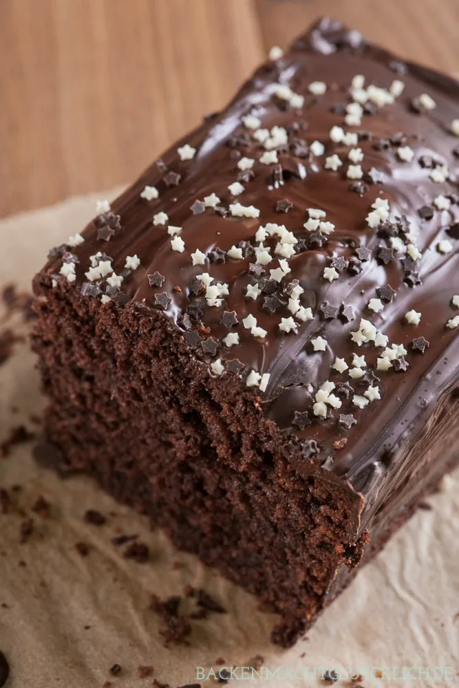 Ein klassischer Schokokuchen aus der Kastenform, angeschnitten und bereit zum Genießen.