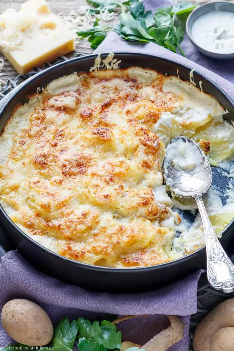Ein klassisches Kartoffelgratin mit golden gebräunter Käsekruste, servierbereit