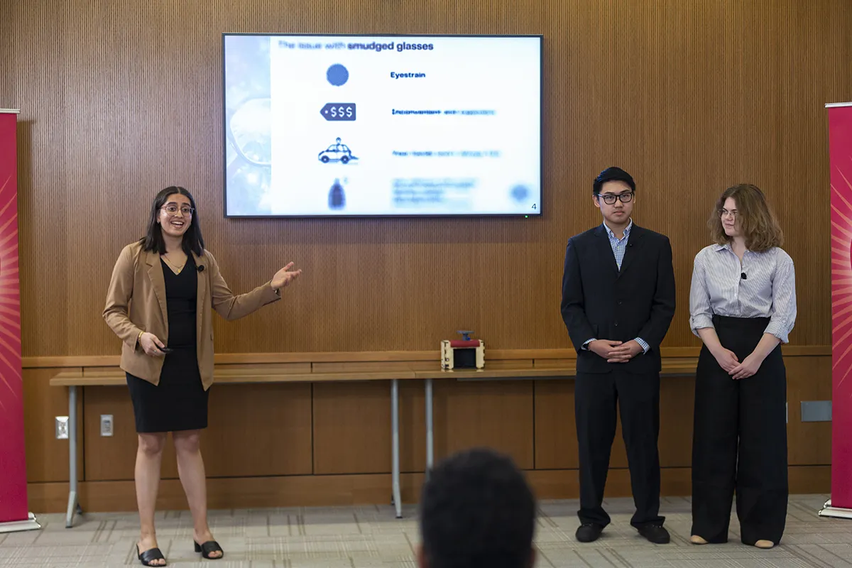 Ein kompakter Reise-Toaster, der bereit für den Einsatz in einer Ferienwohnung ist