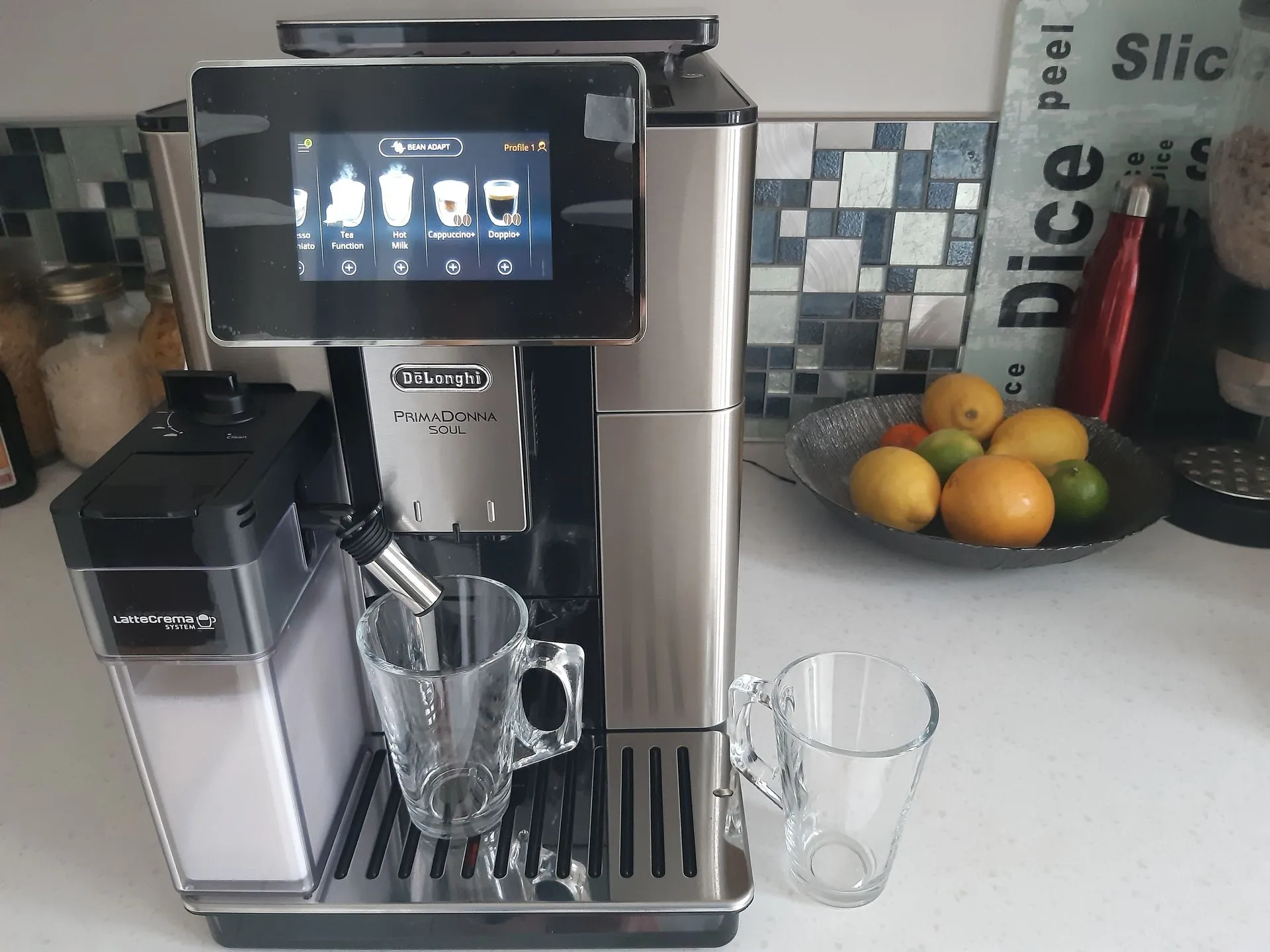 Ein köstlicher Cappuccino wird aus dem De'Longhi Primadonna Soul Kaffeevollautomaten in eine Tasse gefüllt