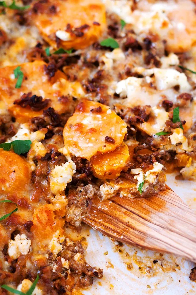 Ein köstlicher Süßkartoffel-Hackfleisch-Auflauf mit Feta, bereit zum Servieren