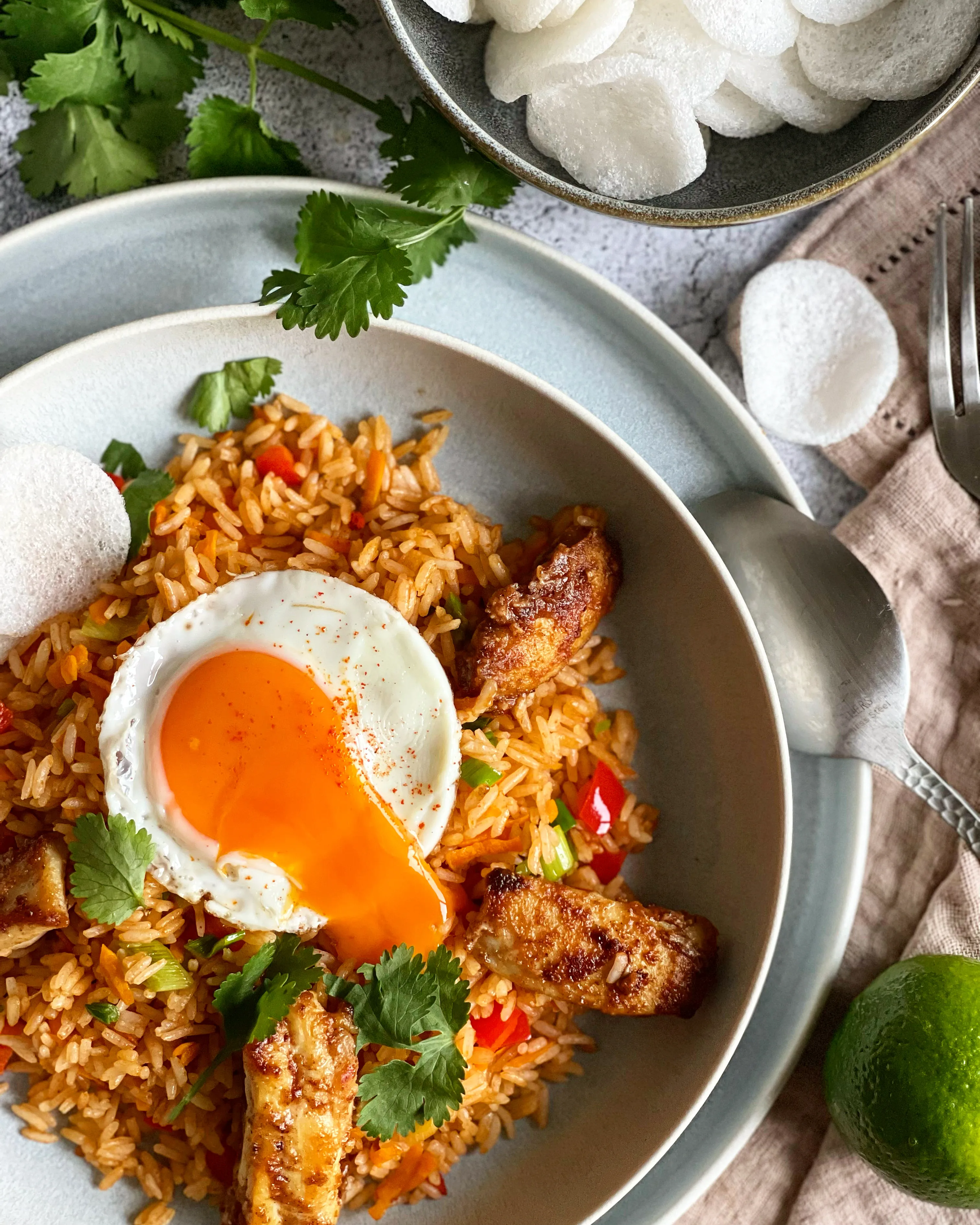 Ein köstliches Nasi Goreng Gericht fertig angerichtet mit Spiegelei und Kroepoek