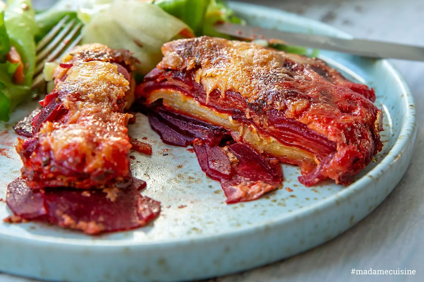 Ein köstliches Rote-Bete-Kartoffelgratin, frisch aus dem Ofen, ideal als herzhaftes Hauptgericht