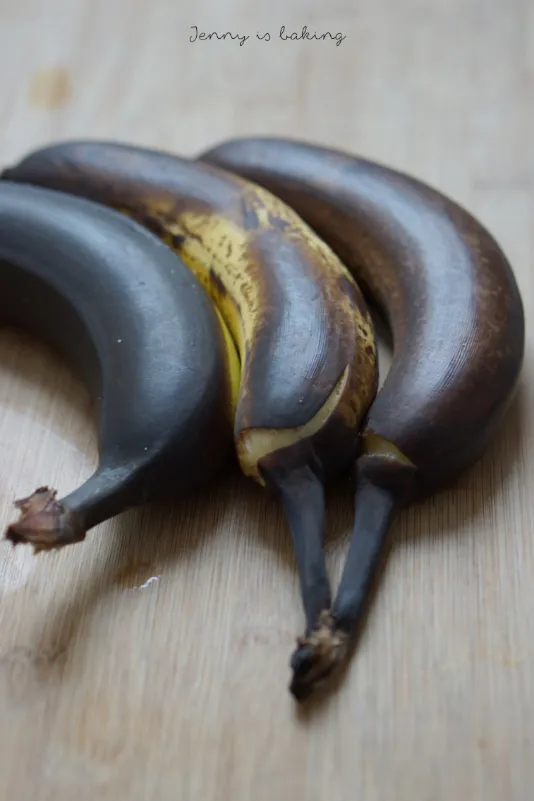 Ein köstliches Stück Bananen-Buttercremetorte mit brauner Buttercreme und Pekannüssen