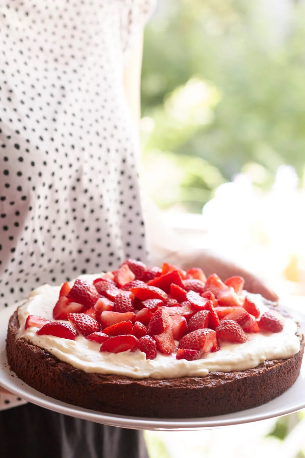 Ein köstliches Stück des Schoko-Erdbeer-Kuchens auf einem weißen Teller, bereit zum Genießen