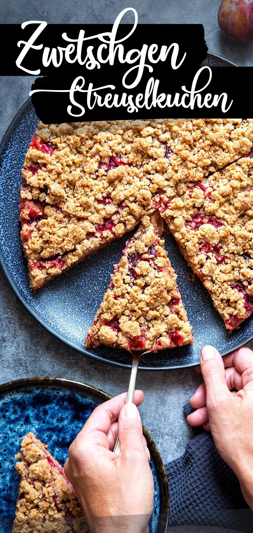 Ein köstliches Stück frisch gebackener Zwetschgenkuchen mit Zimtstreuseln, bereit zum Genießen.