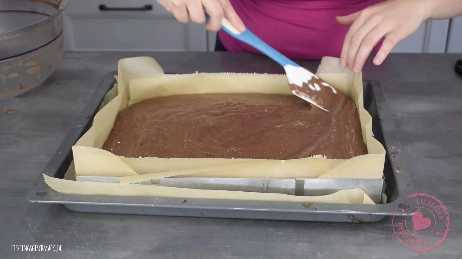 Ein Kuchen wird in einer Backform gebacken