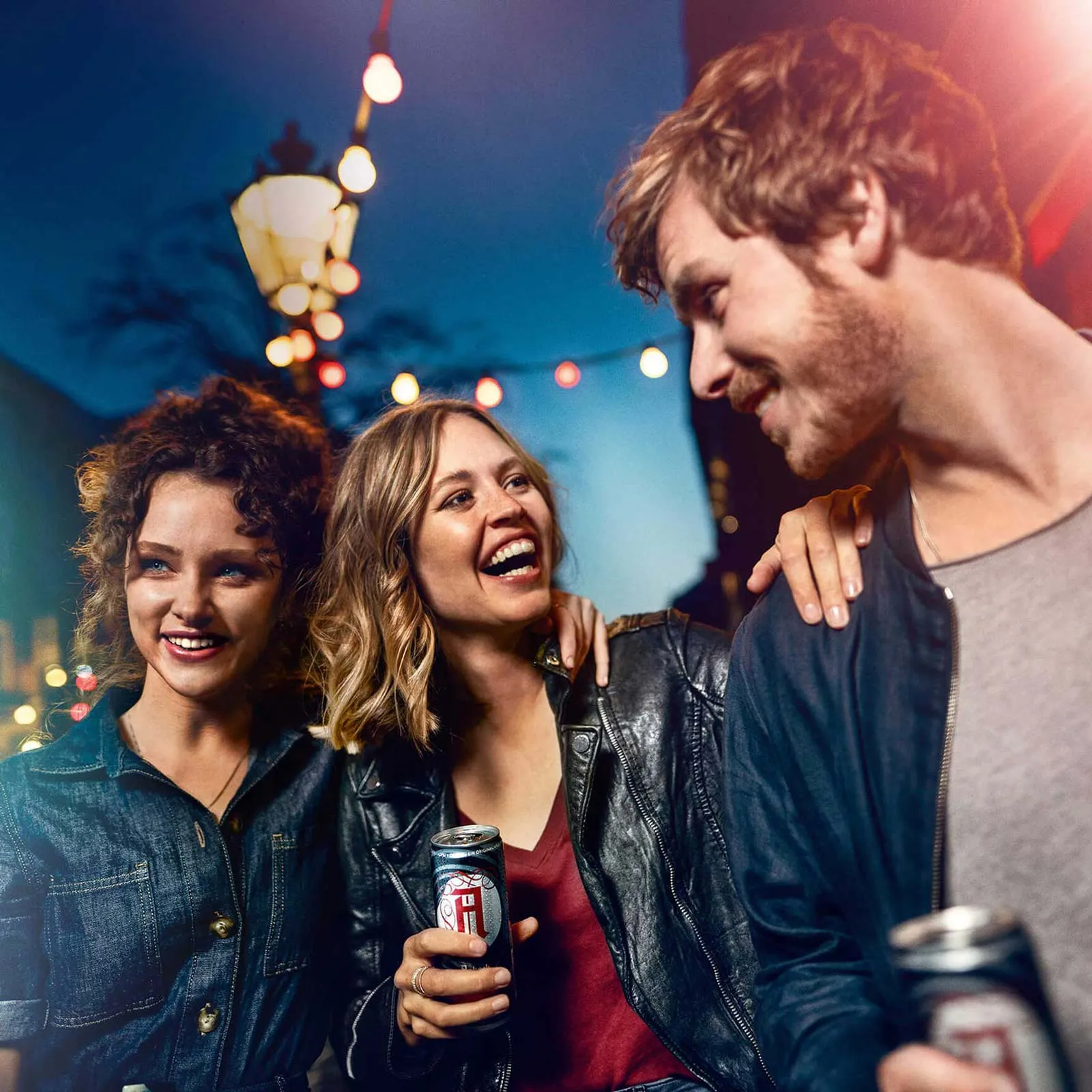 Ein kühles Glas Asbach Cola mit Eiswürfeln, fertig zum Genießen