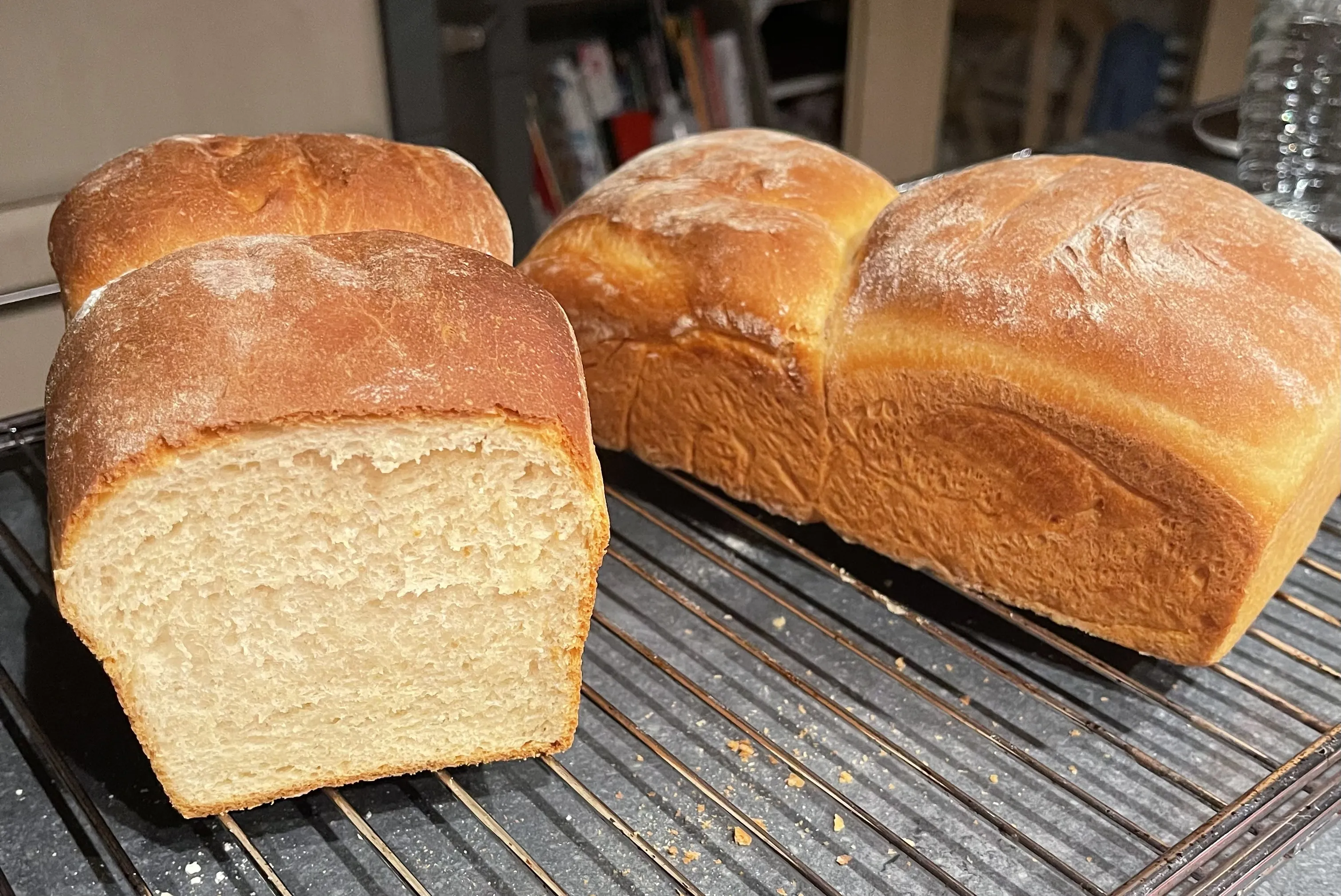 Ein Laib frisch gebackenes Toastbrot, golden gebräunt und mit einer gleichmäßigen Krume.