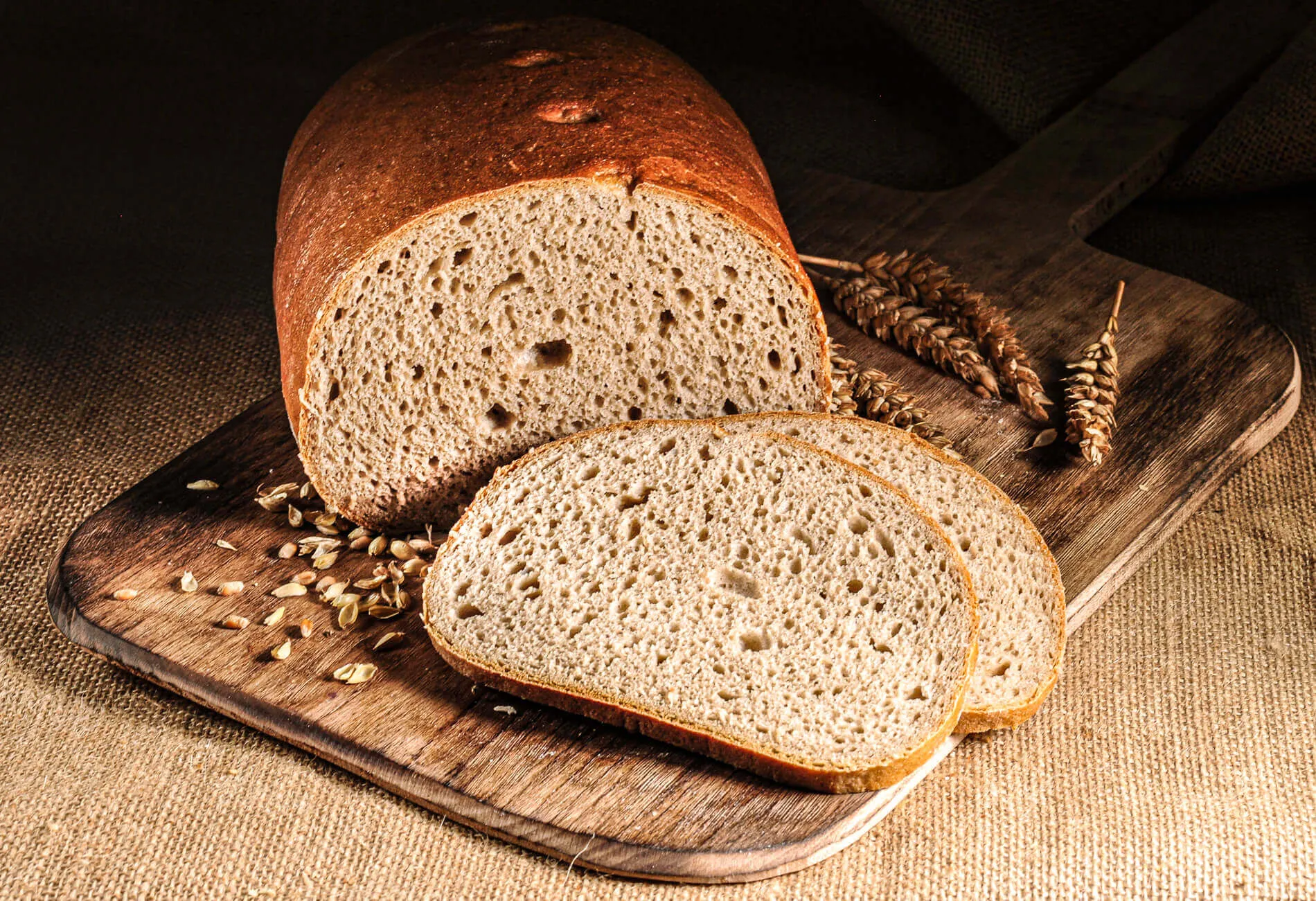 Ein Laib Roggenmischbrot mit goldbrauner Kruste, frisch gebacken