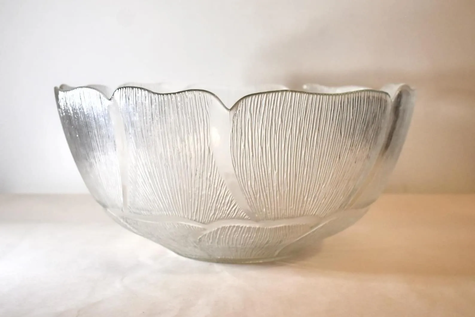 Ein leeres Arcoroc Fleur Glasschälchen, bereit für den Nachtisch