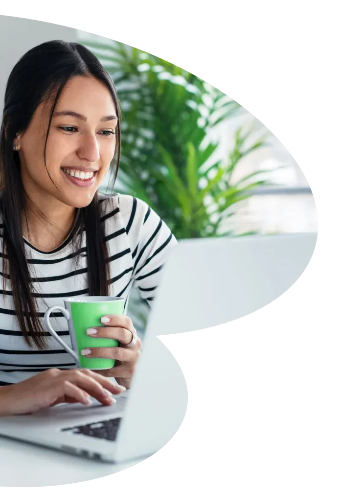 Ein malerischer Blick auf die grünen Hügel und dichten Wälder des Schwarzwaldes unter einem weiten Himmel