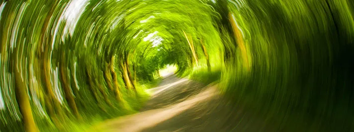 Ein Mann hält sich den Kopf, was auf Schwindel hindeutet, ein häufiges Symptom von niedrigem Blutdruck.