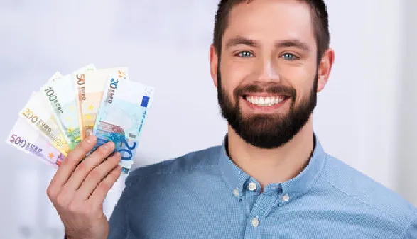 Ein Mann mit Vollbart hält Euro-Geldscheine in der Hand, symbolisiert Stipendien